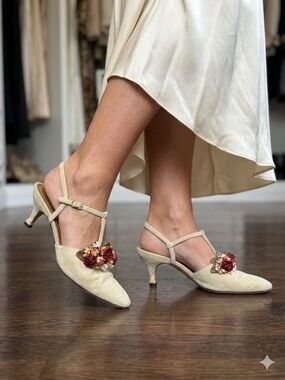 MODIGLIANI Vintage Beige Suede Heels / Mules/ Shoe  Floral Appliqué Sz 8